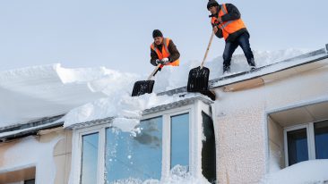 Wann Hausbesitzer haften: Schnee auf dem Dach wird schnell zur Gefahr