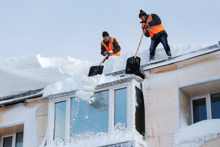 Wann Hausbesitzer haften: Schnee auf dem Dach wird schnell zur Gefahr