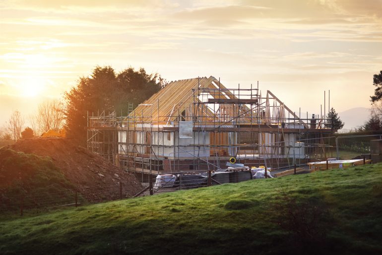 Hausbau: Wann ist der richtige Zeitpunkt für den Baubeginn?