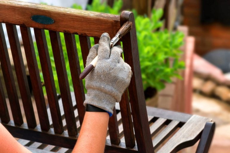 Holz im Außenbereich schützen: So verlängern Sie die Lebensdauer von Balkonmöbeln, Zäunen und Carports