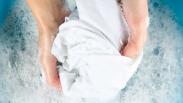 Seide waschen – Tipps für empfindliche Textilien