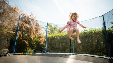 Trampolin im Garten: So sorgen Sie beim Hüpfen für Sicherheit