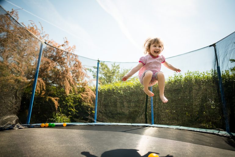 Trampolin im Garten: So sorgen Sie beim Hüpfen für Sicherheit