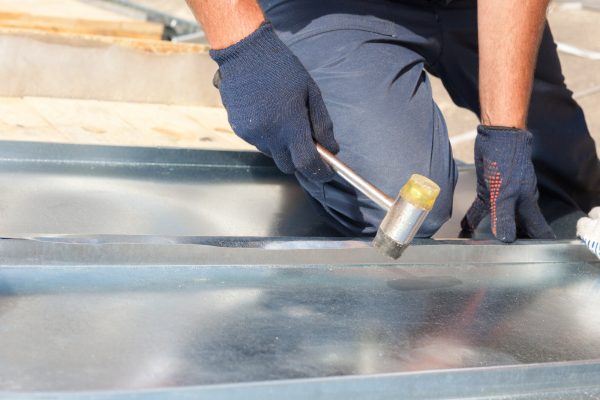 Blech abkanten – Anleitung für Heimwerker - HeimHelden®