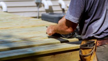 Wie man den Holzterrassen-Unterbau gestaltet: Wissenswertes für Heimwerker
