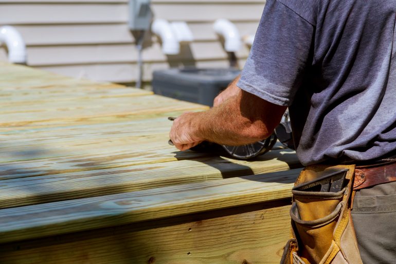 Wie man den Holzterrassen-Unterbau gestaltet: Wissenswertes für Heimwerker