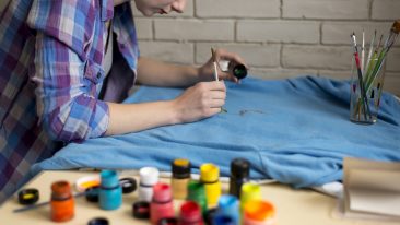 Acrylfarbe auf Stoff verwenden – so geht’s!