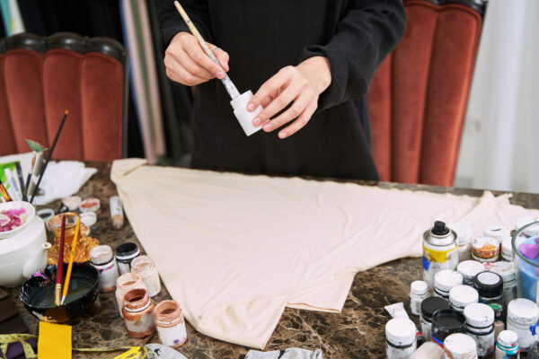 Eine Alternative von Acrylfarbe für textile Untergründe sind beispielsweise Stoffmalfarben.