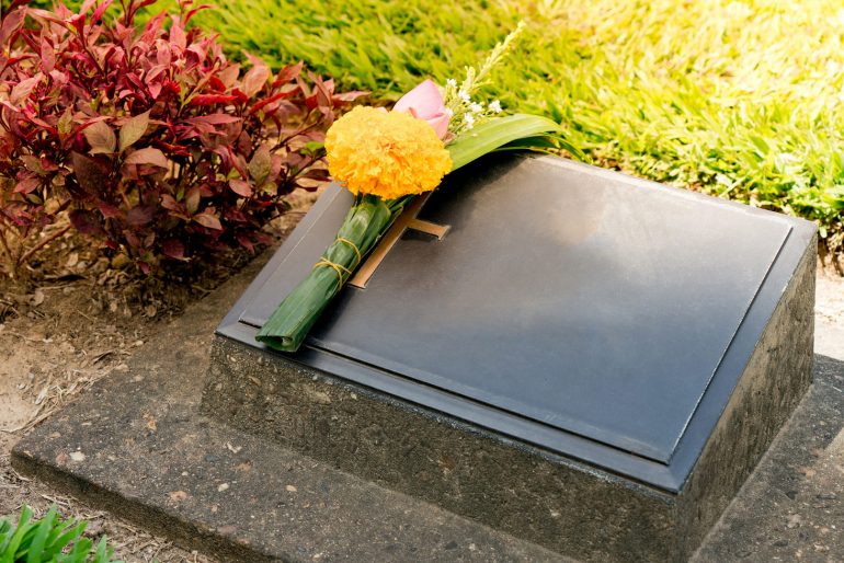 Eine Grabplatte für das Urnengrab