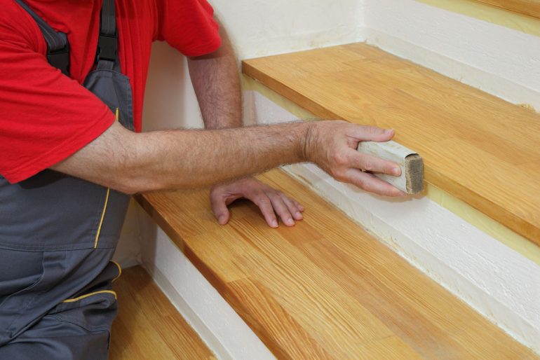 Mit welchen Kosten muss man beim Renovieren einer Holztreppe rechnen?