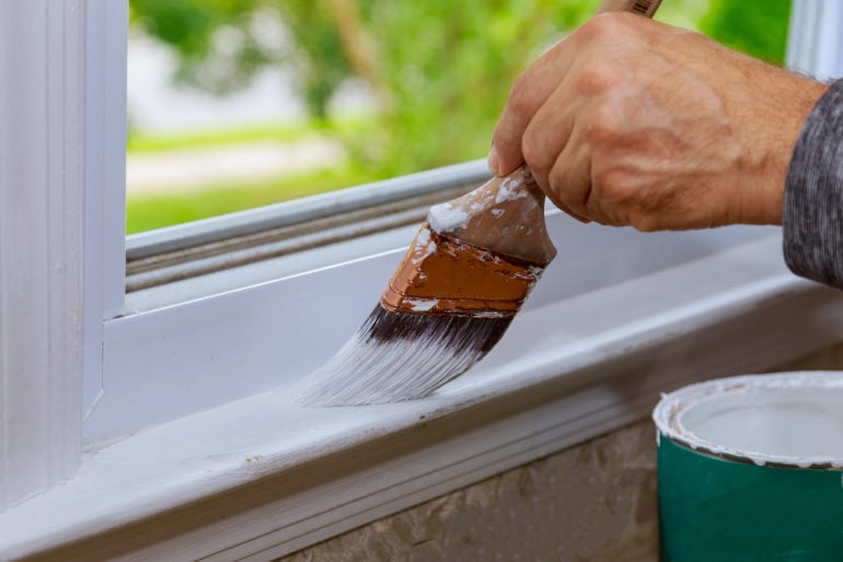 Fenster streichen: Welche Kosten fallen an?