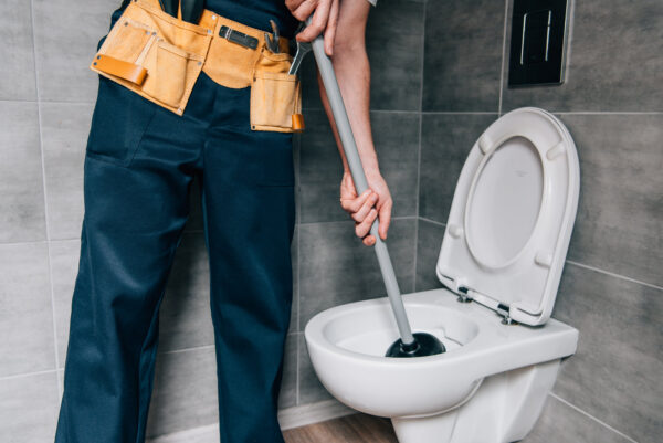Die Kosten für eine Rohreinigung der Toilette variieren je nach Fachmann und können zwischen 50 und 500 Euro liegen, wobei Ausnahmefälle auch höhere Ausgaben verursachen können.