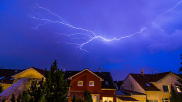 Blitzeinschlag im Haus: Was passiert, wenn der Blitz einschlägt?