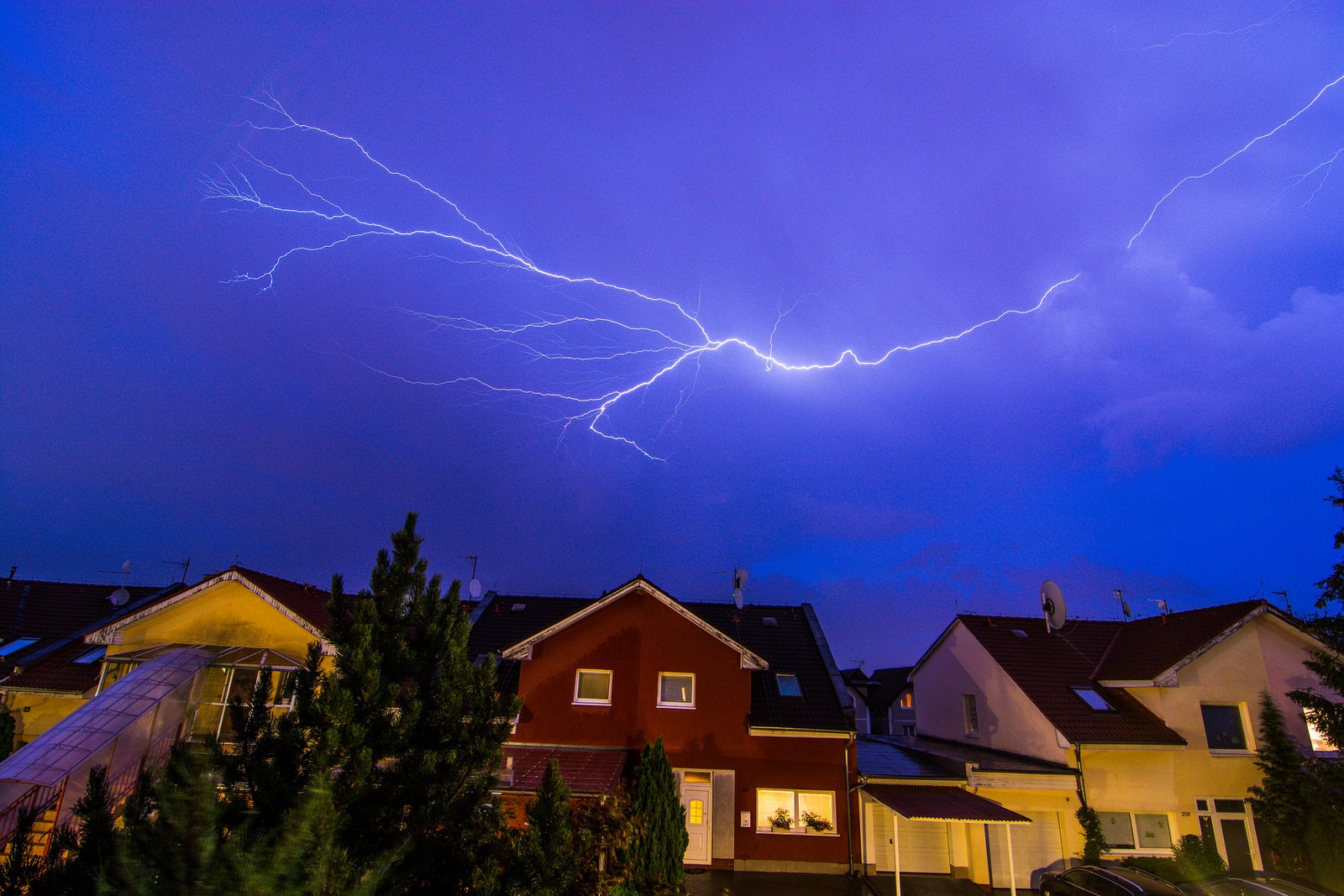 Blitzeinschlag im Haus: Was passiert, wenn der Blitz einschlägt?