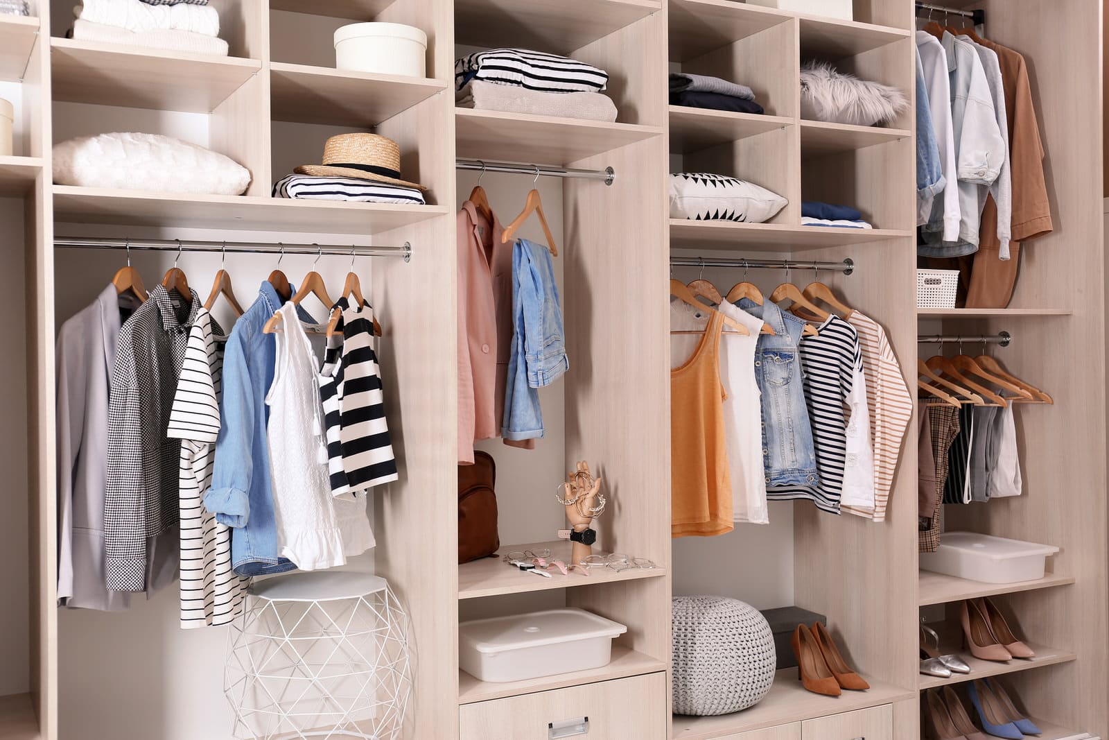 Warum ein minimalistischer Kleiderschrank für Glück und Warum ein minimalistischer Kleiderschrank für Glück und