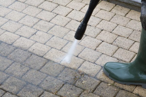 Pflastersteine reinigen so sehen die Betonsteine wieder wie neu aus