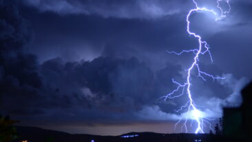 Blitzeinschlag nach Sommergewitter – welche Versicherung zahlt?