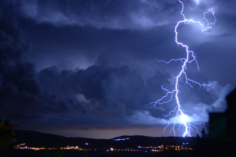 Blitzeinschlag nach Sommergewitter – welche Versicherung zahlt?