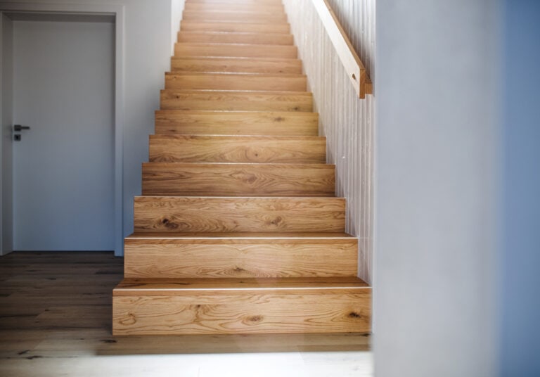 Leidiges Thema „Treppe putzen“: Mit diesen Tricks werden auch die Ecken sauber