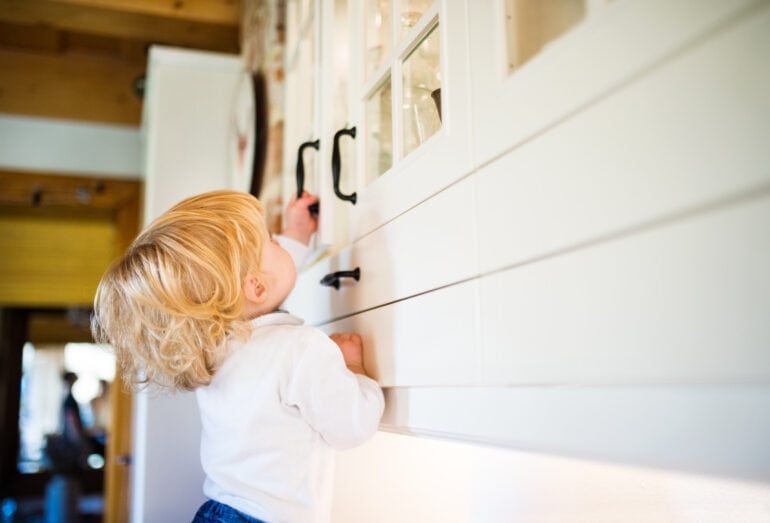 Kindersicherungen für den Schrank