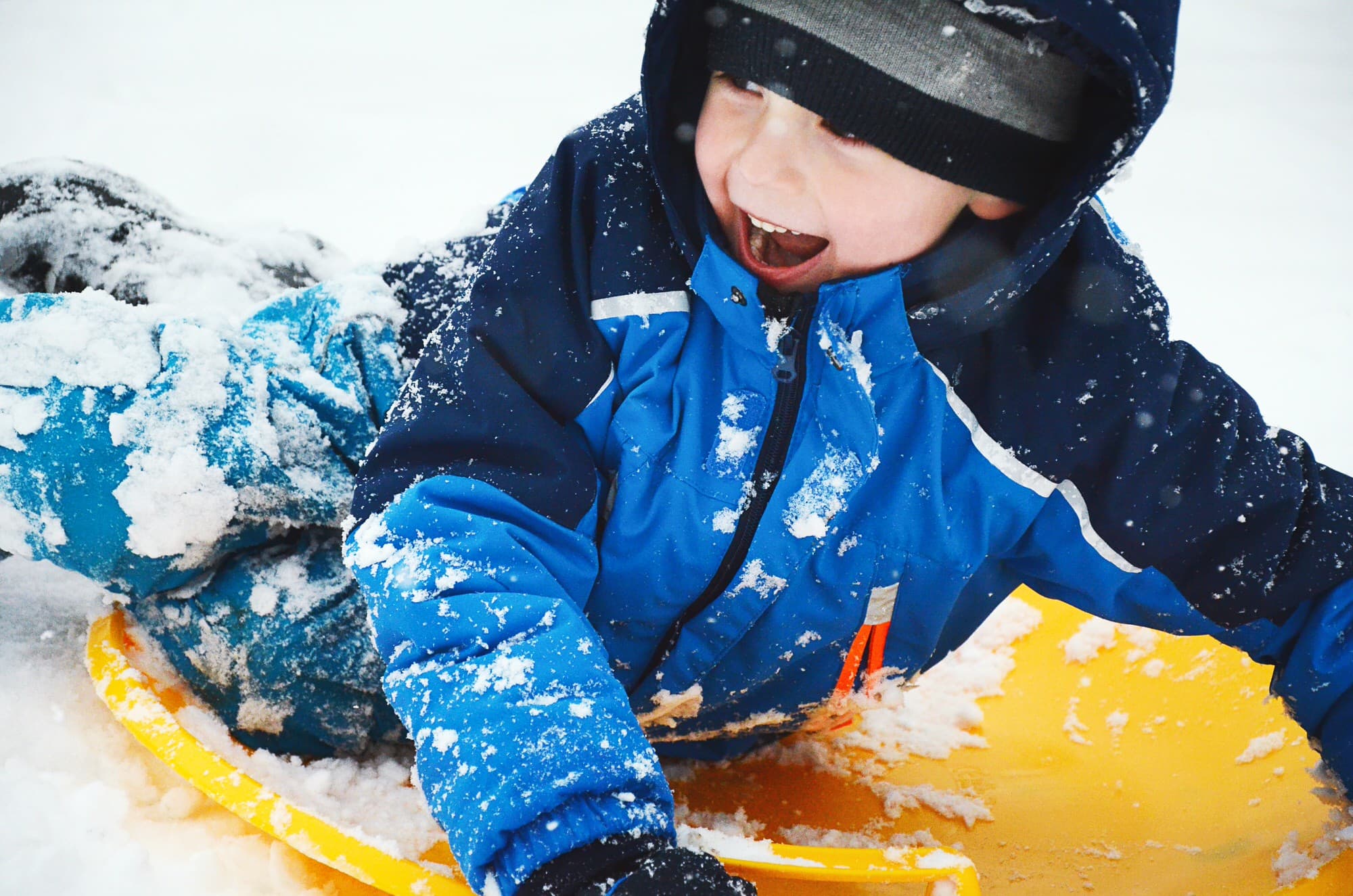 TOYANDONA 3 Stück Schneerutscher Kunststoff Skiboard Schneeflitzer Poporutscher Tutschteller Ski Pad Schlitten für Kinder Outdoor Schnee Sand Gras Wintersport Schlittenfahren Zufällige Farbe 
