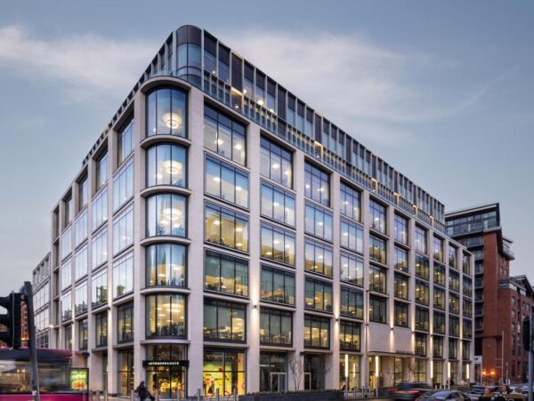 Modernes Gebäude mit großen Glasflächen − kann es energiesparend sein?