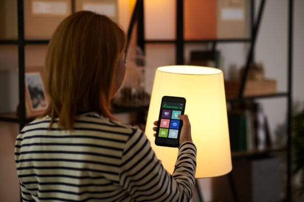 Smarte LED-Lampen können sogar per App gesteuert und bedient werden.