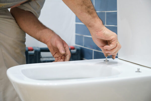 Wenn die Absenkautomatik eines Toilettendeckels versagt, lassen sich mit einigen einfachen Schritten oft Reparaturen selbst durchführen, um Unannehmlichkeiten und Hygieneprobleme zu vermeiden.