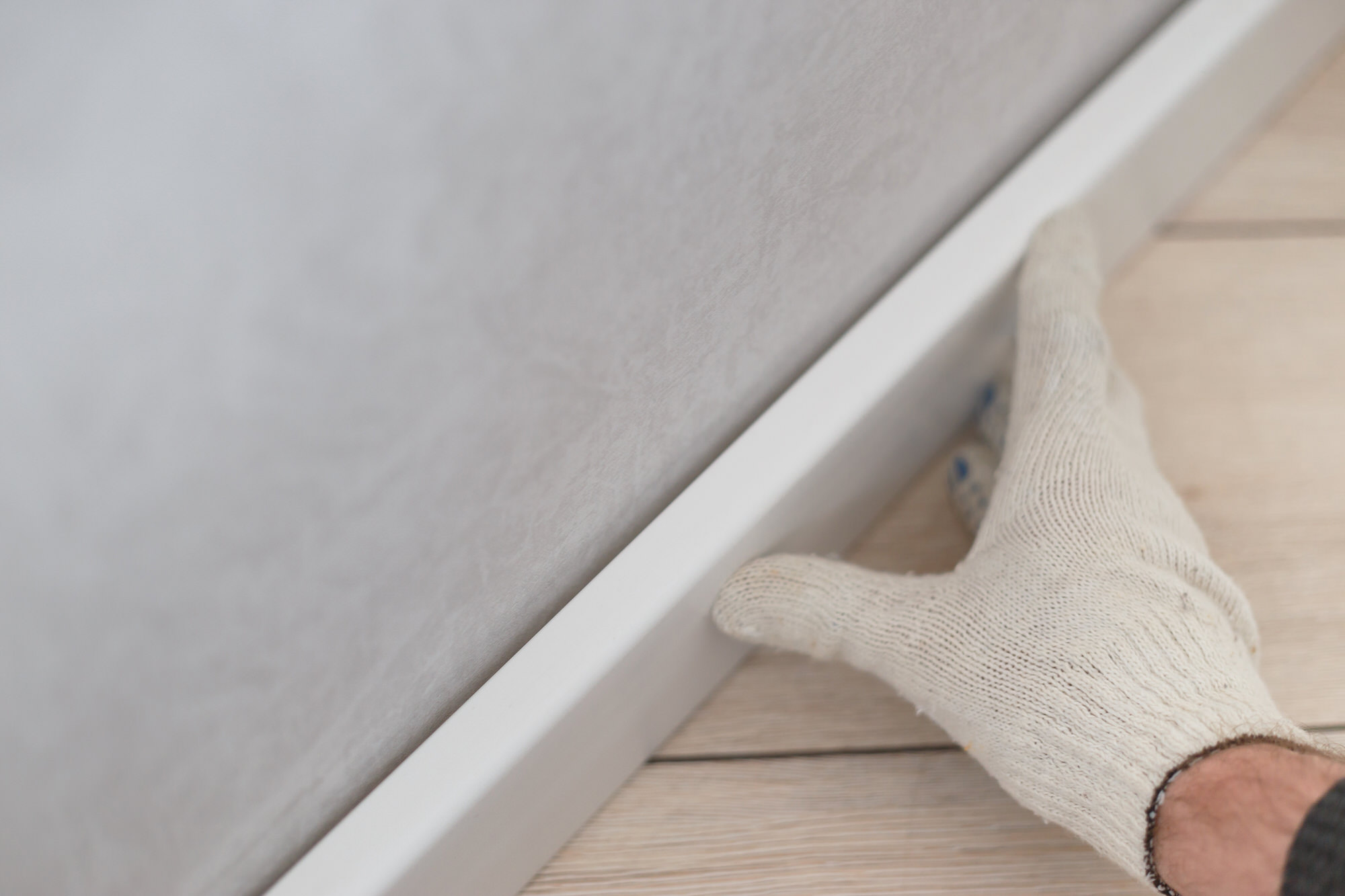 Kleben von Fußleisten leicht gemacht HeimHelden®