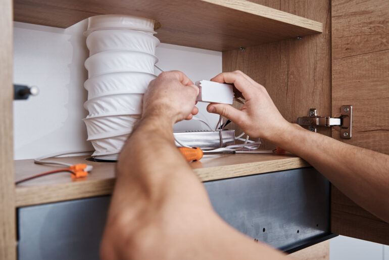 Die besten Methoden, um störende Kabel in der Wand zu verstecken