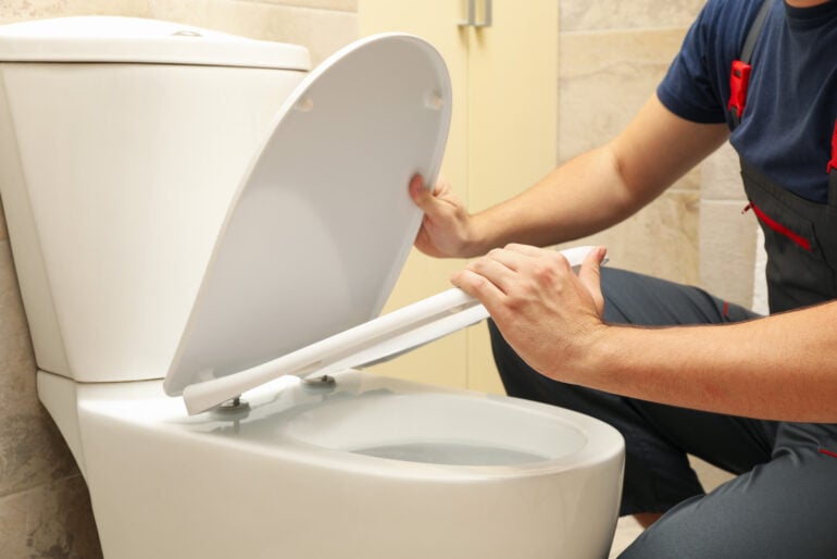 Toilettendeckel mit Absenkautomatik reparieren: Wie funktioniert es?