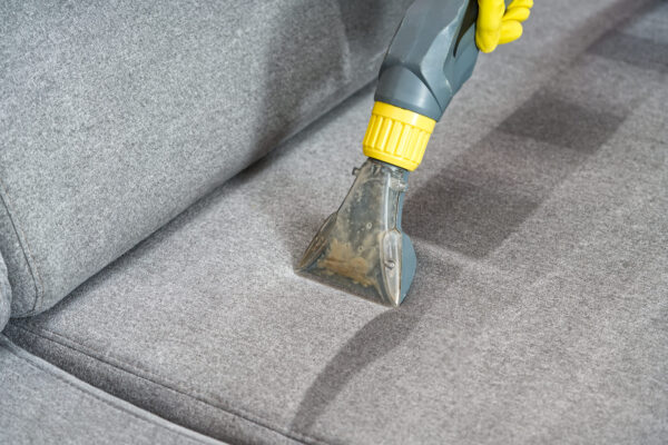 Sofa sauber wie nie zuvor: Wie ein Dampfreiniger Wunder bewirken kann