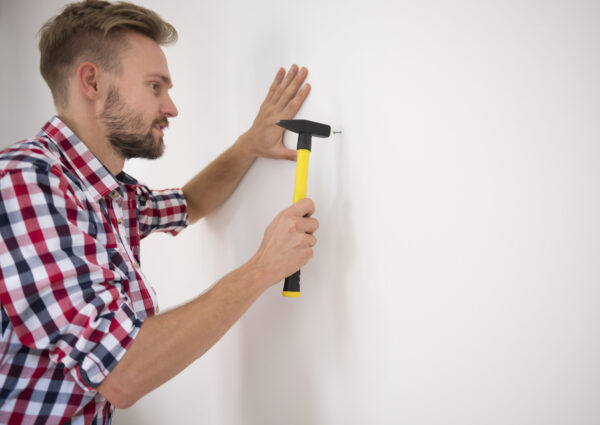 Nägel in Betonwand schlagen – So gehts richtig!