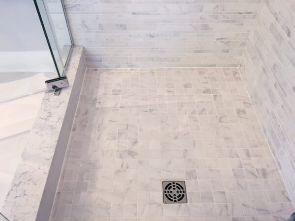 Schlechter Geruch aus dem Abfluss? Warum Ihre ebenerdige Dusche stinkt und wie Sie es beheben