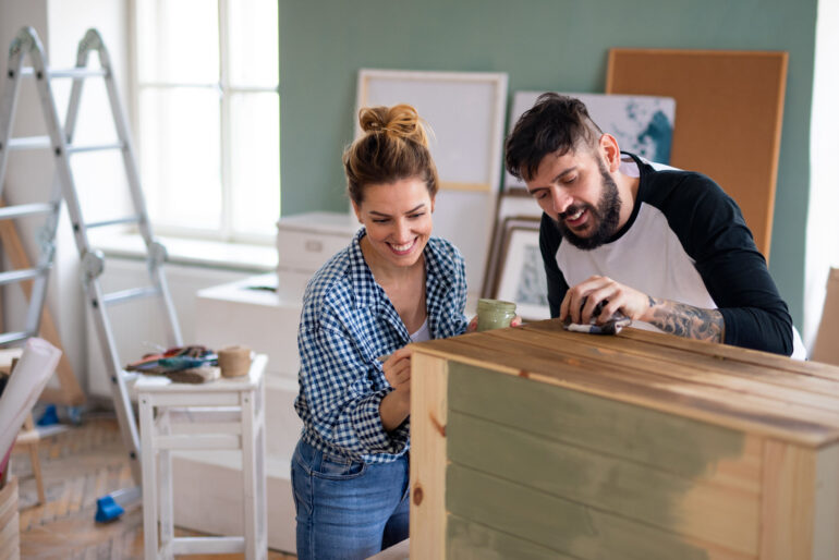 Furnierte Möbel streichen ohne Abschleifen: die schnelle und einfache Methode für ein neues Aussehen