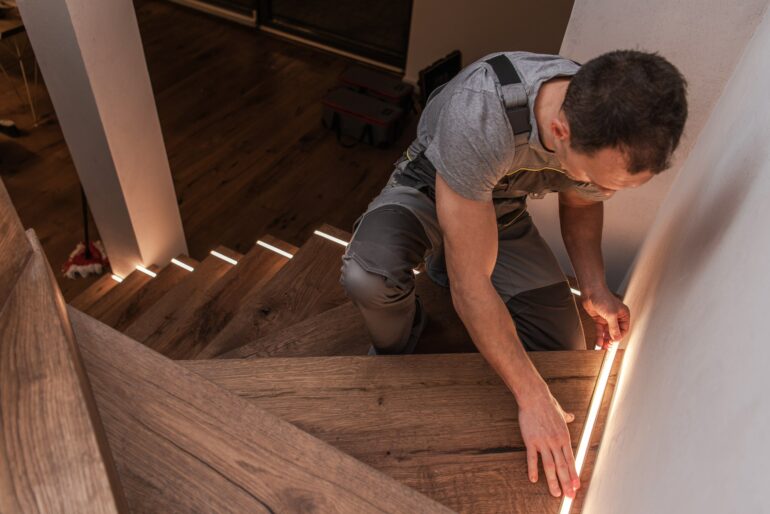 Keine dunklen und gefährlichen Treppen mehr – DIY-Treppenbeleuchtung nachrüsten