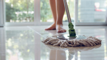 Schmutz ade: Erprobte Hausmittel für das Reinigen von Bodenfliesen