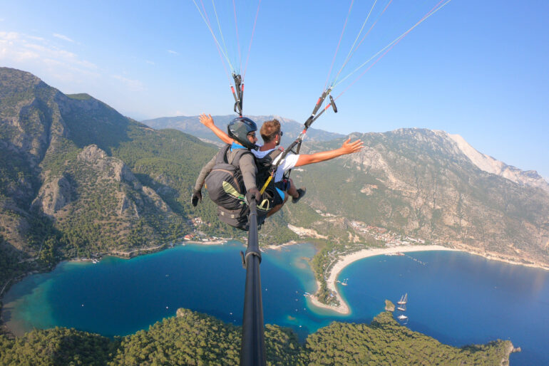 Himmelhoch fliegen: Was kostet Fallschirmspringen wirklich?