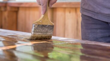 Holztisch lackieren leicht gemacht: Schritt-für-Schritt zum Traumtisch