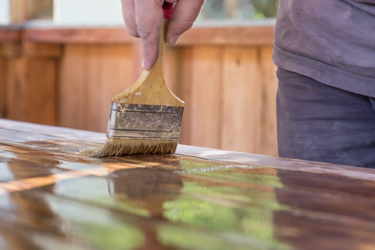 Holztisch lackieren leicht gemacht: Schritt-für-Schritt zum Traumtisch