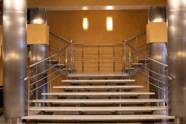 Moderne Innenarchitektur auf dem Prüfstand: Wie setzen sich die Kosten für eine Stahltreppe zusammen? 