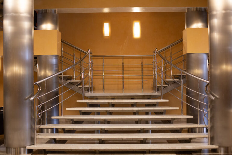 Moderne Innenarchitektur auf dem Prüfstand: Wie setzen sich die Kosten für eine Stahltreppe zusammen? 