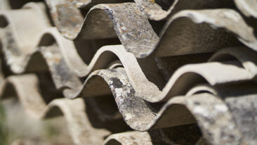 Asbestplatten selbst entsorgen: Fehler vermeiden und sicher vorgehen!