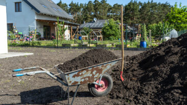 Boden im Garten erneuern? Was Sie über die Kosten vom Erde entsorgen wissen sollten