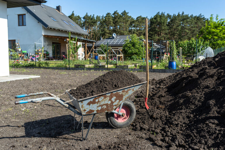 Boden im Garten erneuern? Was Sie über die Kosten vom Erde entsorgen wissen sollten