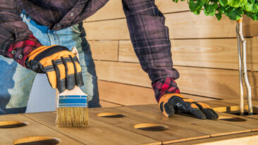 Schritt für Schritt: So streichen Sie geöltes Holz richtig!